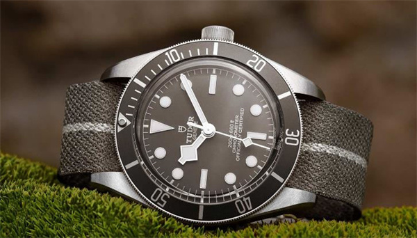 帝舵腕表摔坏了解决技巧盘点(图) 帝舵腕表摔坏了解决技巧盘点(图)